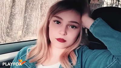 Sexy Babe freet sech op eng Remisekaart